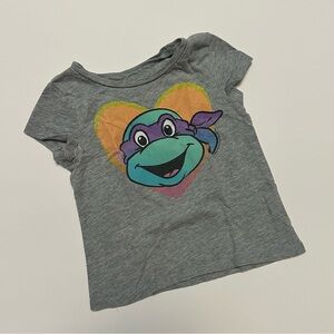 💚 Old Navy Gray Kids Tee with Cartoon Heart Design